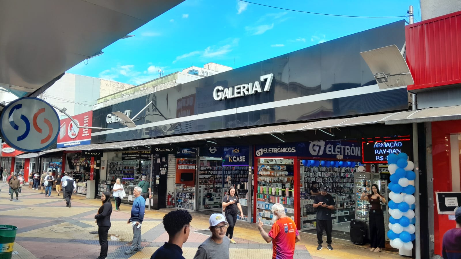 Entrada da Galeria 7, com lojas de presentes e papelaria